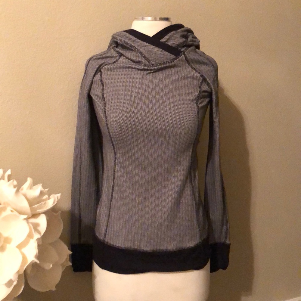Lululemon Think Fast hooded pullover Sz 4